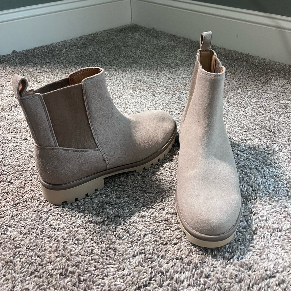 Crown Vintage tan Booties